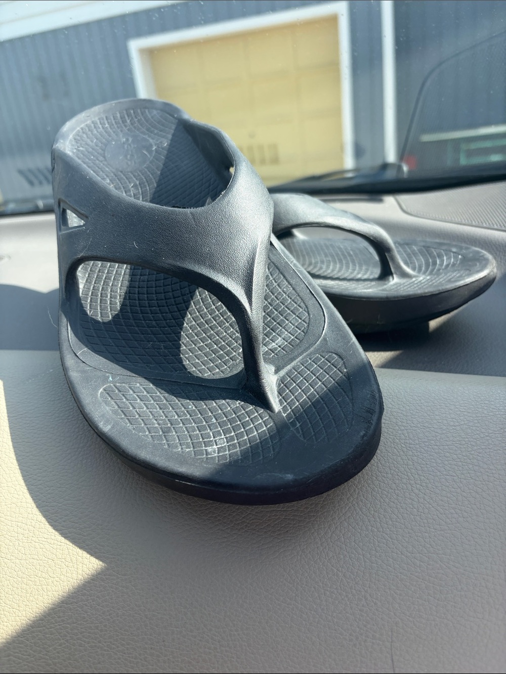 OOFOS Kids Black Thong Sandals